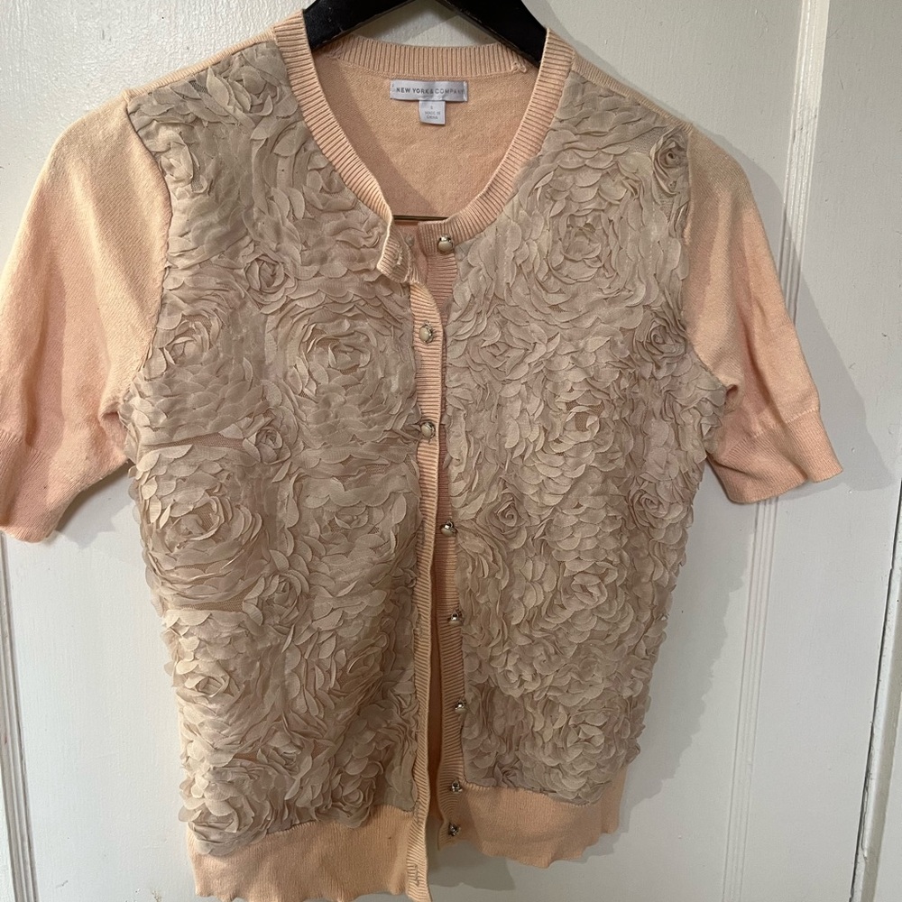 New York & Company Peach Rosette Short Sleeve Cardigan Sweater - Size Small - Picture 2 of 7